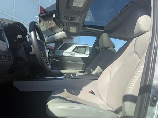 2022 Toyota Camry Hybrid XLE