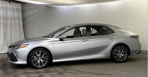 2022 Toyota Camry Hybrid XLE