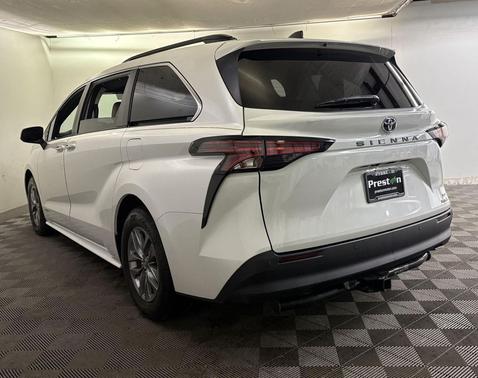 2021 Toyota Sienna XLE 8 Passenger