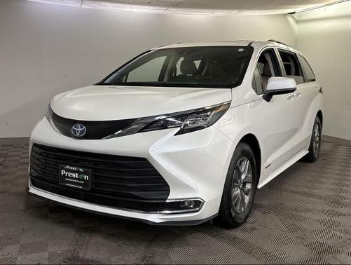 2021 Toyota Sienna XLE 8 Passenger