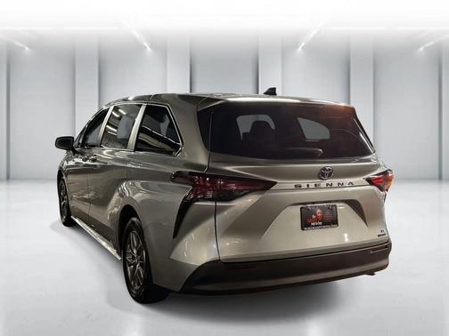 2021 Toyota Sienna LE