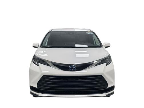 2025 Toyota Sienna LE