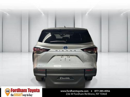 2025 Toyota Sienna LE