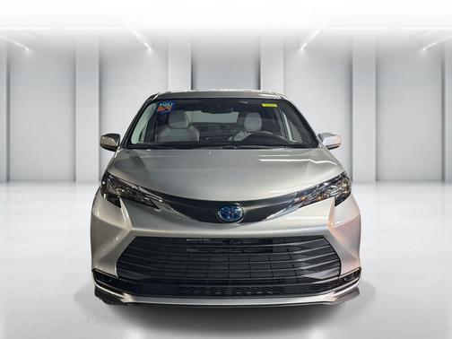 2025 Toyota Sienna LE