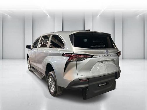 2025 Toyota Sienna LE