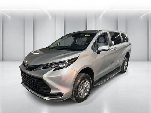 2025 Toyota Sienna LE