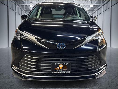 2024 Toyota Sienna Platinum 7 Passenger