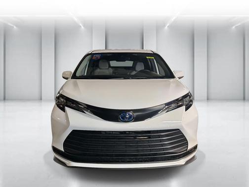 2025 Toyota Sienna LE