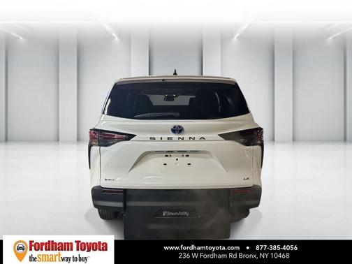 2025 Toyota Sienna LE