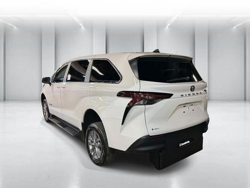 2025 Toyota Sienna LE