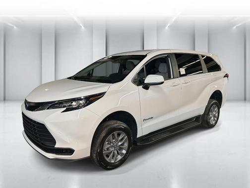 2025 Toyota Sienna LE