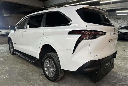 2025 Toyota Sienna LE