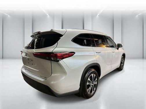 Wind Chill Pearl 2022 Toyota Highlander XLE