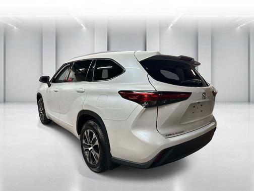 Wind Chill Pearl 2022 Toyota Highlander XLE