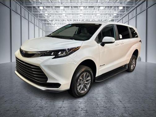 2025 Toyota Sienna LE