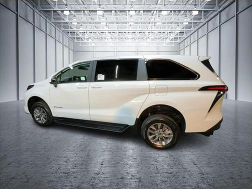 2025 Toyota Sienna LE