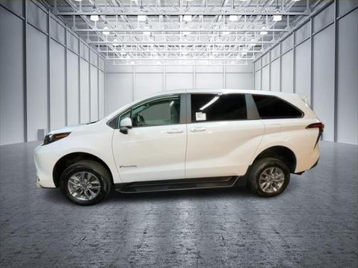 2025 Toyota Sienna LE