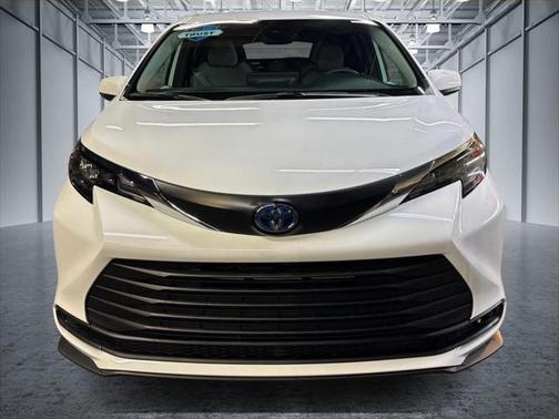 2025 Toyota Sienna LE