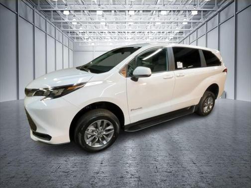 2025 Toyota Sienna LE