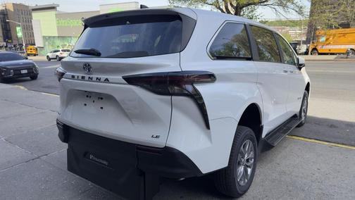 Ice Cap 2025 Toyota Sienna LE