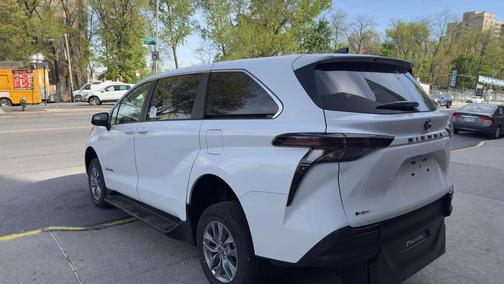Ice Cap 2025 Toyota Sienna LE
