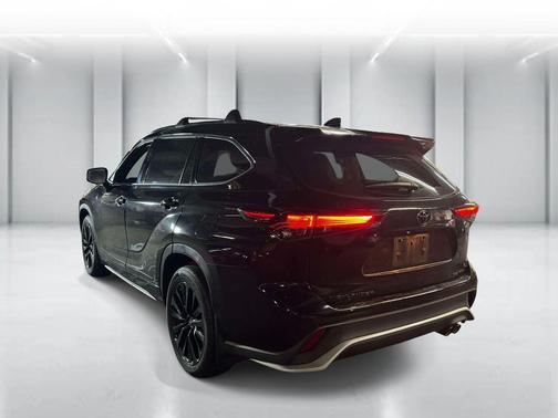 Midnight Black Metallic 2024 Toyota Highlander XSE