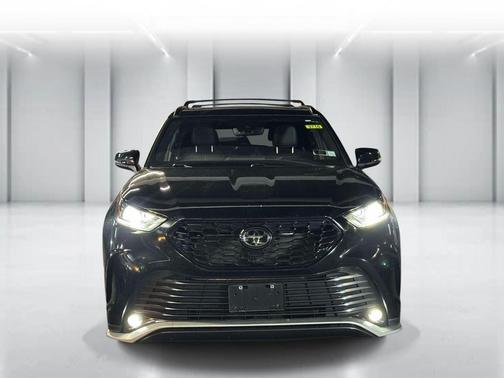 Midnight Black Metallic 2024 Toyota Highlander XSE