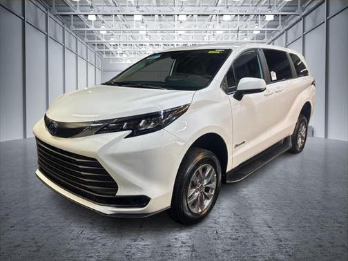 2025 Toyota Sienna LE