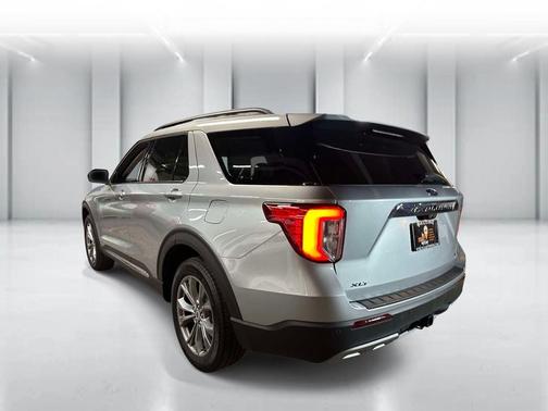 Iconic Silver Metallic 2023 Ford Explorer XLT