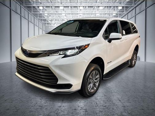 2025 Toyota Sienna LE