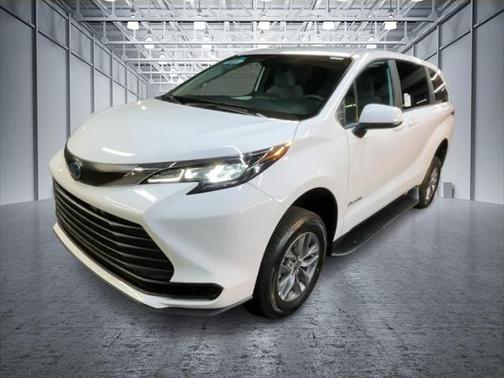 2025 Toyota Sienna LE