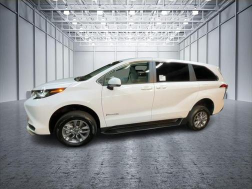 2025 Toyota Sienna LE