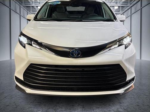 2025 Toyota Sienna LE