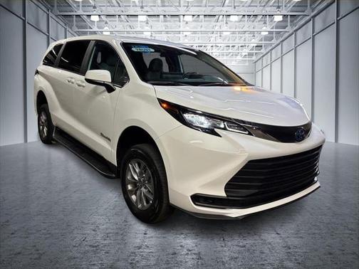 2025 Toyota Sienna LE