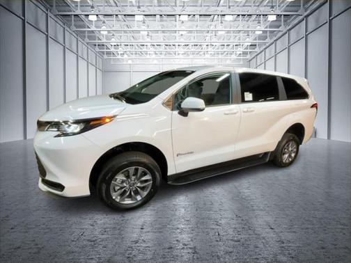 2025 Toyota Sienna LE