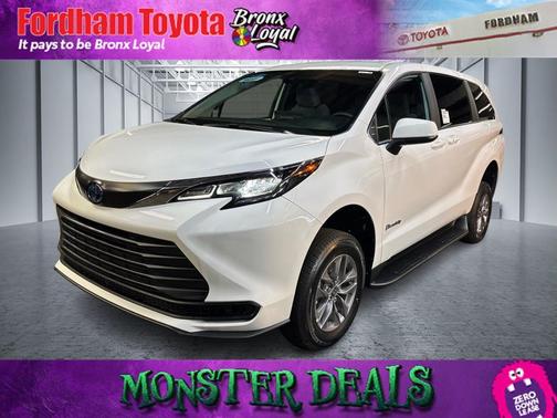 2025 Toyota Sienna LE
