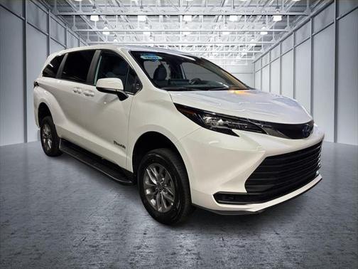 2025 Toyota Sienna LE
