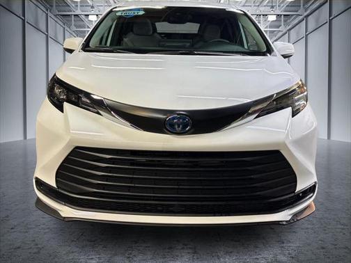 2025 Toyota Sienna LE