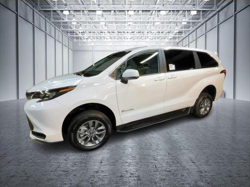 2025 Toyota Sienna LE