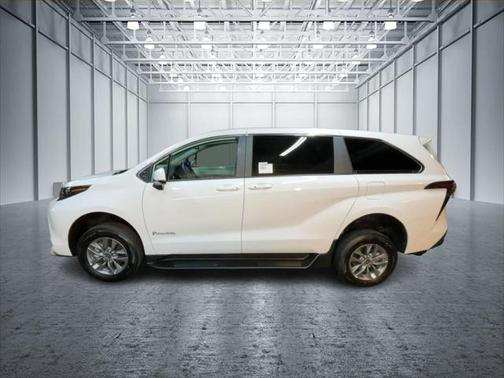 2025 Toyota Sienna LE