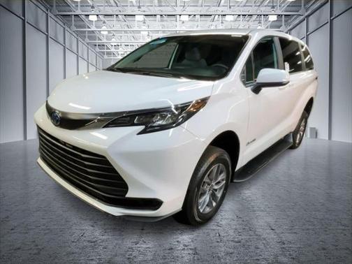 2025 Toyota Sienna LE