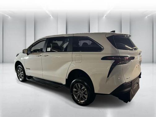 Ice Cap 2025 Toyota Sienna LE