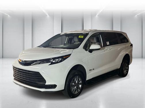 Ice Cap 2025 Toyota Sienna LE
