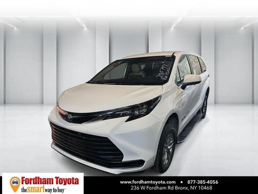 2025 Toyota Sienna LE