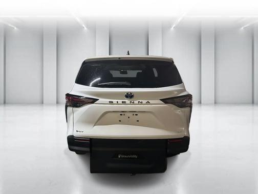 2025 Toyota Sienna LE