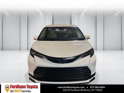 2025 Toyota Sienna LE