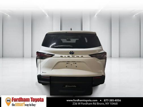 2025 Toyota Sienna LE