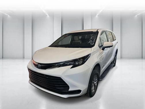 2025 Toyota Sienna LE
