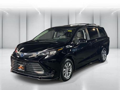 Midnight Black Metallic 2024 Toyota Sienna LE