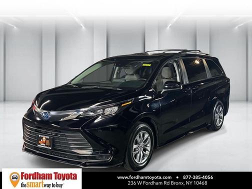 Midnight Black Metallic 2024 Toyota Sienna LE